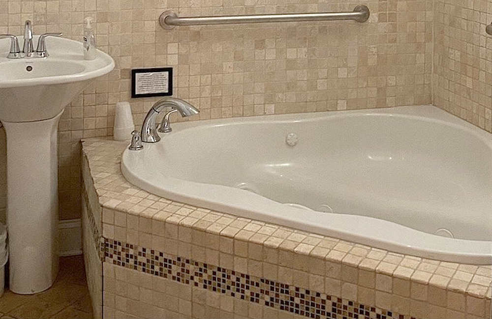 Jetted Tub Suite at Ray's Bucktown B&B in Chicago