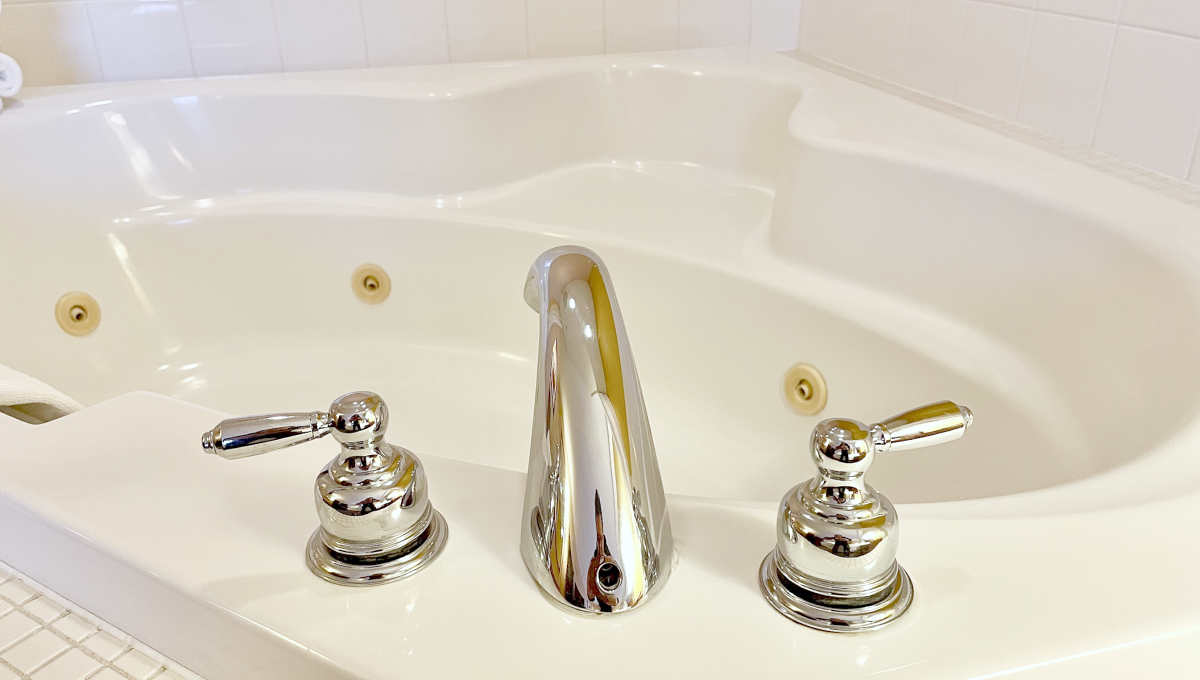 Spotlessly Clean Hampton Inn Whirlpool Tub Suite