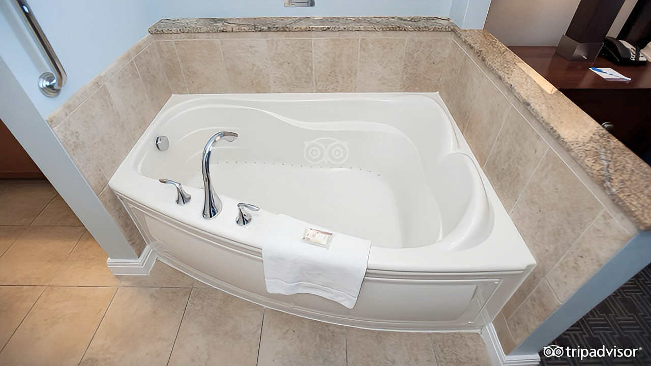 Jetted Spa Tub Suite at Club Wyndham National Harbor Hotel in Maryland