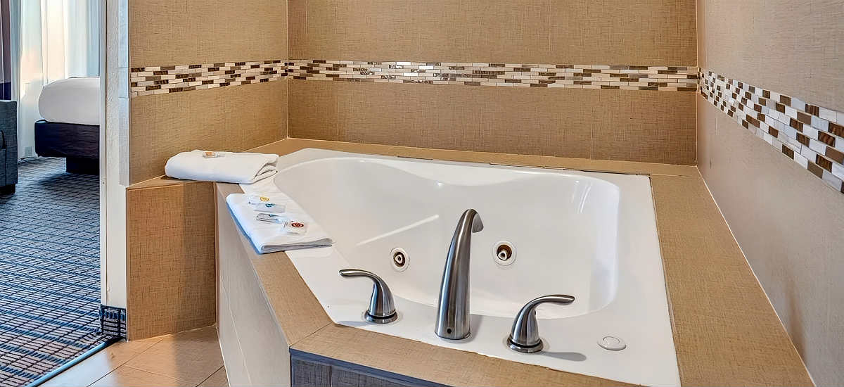 Attractive Jetted Tub Suite at Comfort Inn & Suites Cincinnati Uptown OH