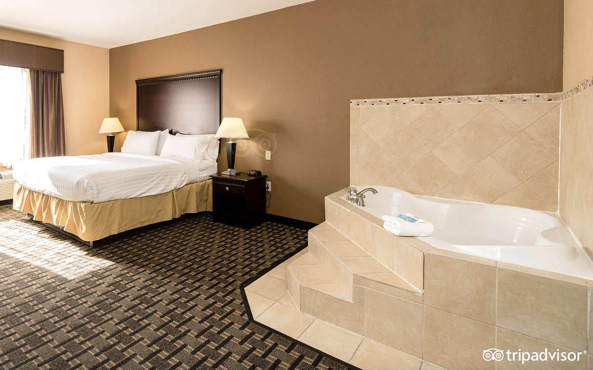 hotels in commerce ga with jacuzzi in room