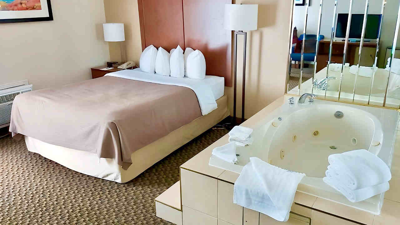 King Spa Tub Suite at Comfort Inn Fallsview, Niagara Falls