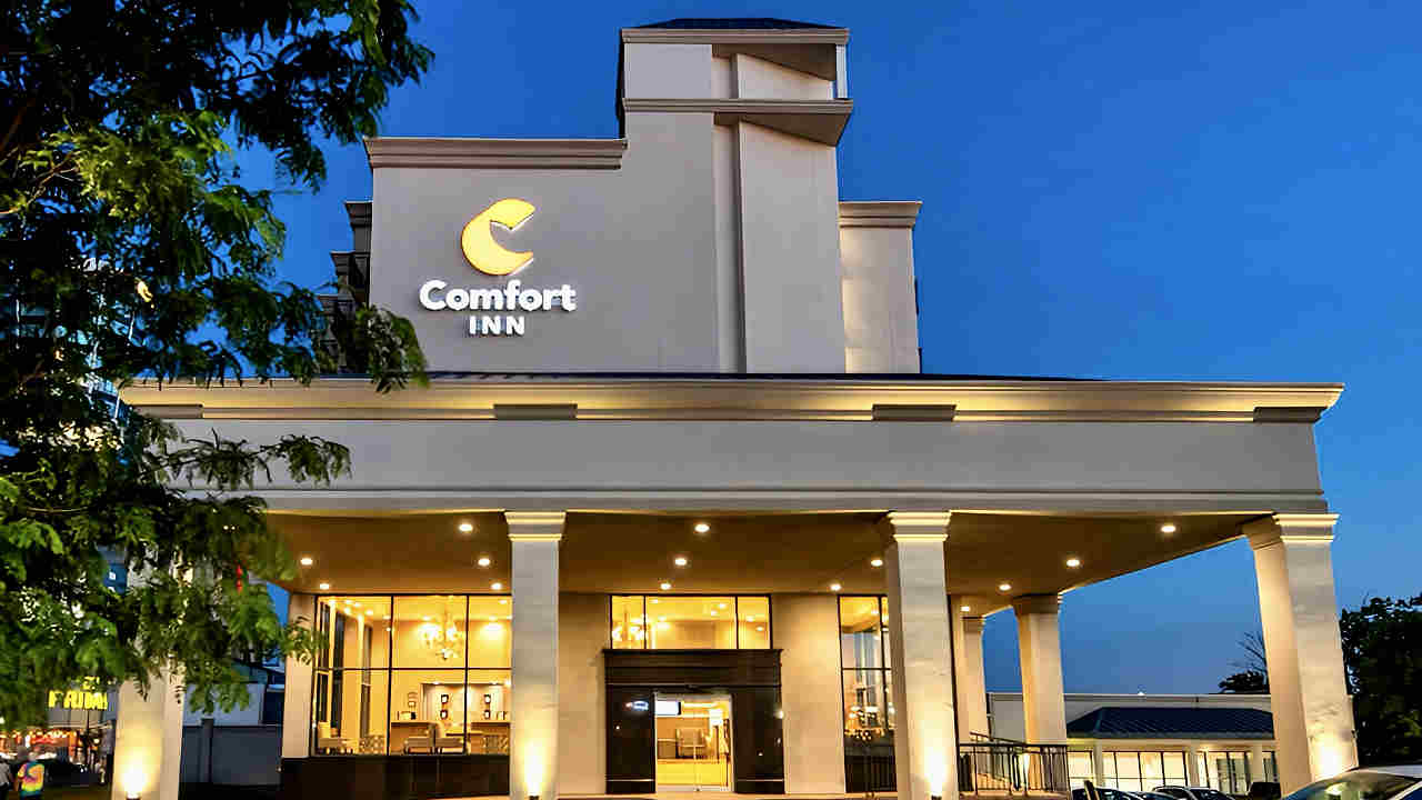 Front of the Comfort Inn Fallsview, Niagara Falls at Night