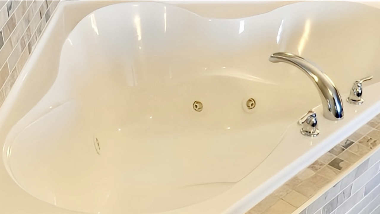 Spacious Corner Whirlpool Tub at Comfort Inn in Guelph Ontario