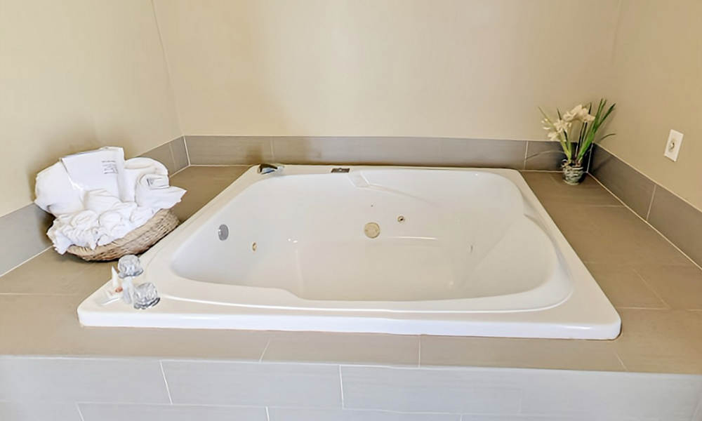 Beautiful Jetted Spa Tub for 2 in a King Suite at Comfort Inn, Pittsburgh Kansas