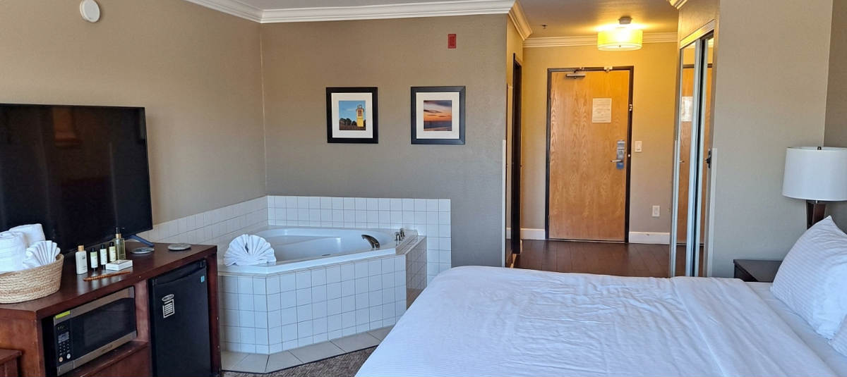 King Bed with Whirlppol Tub ina Suite at Comfort Inn & Suites Redwood County, CA