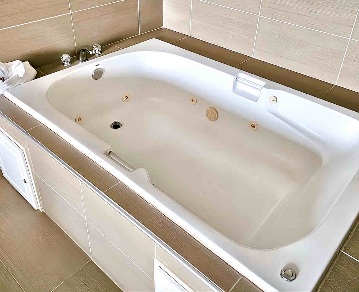 2-Person In-Room Spa Tub, Comfort Suites Albany, Oregon