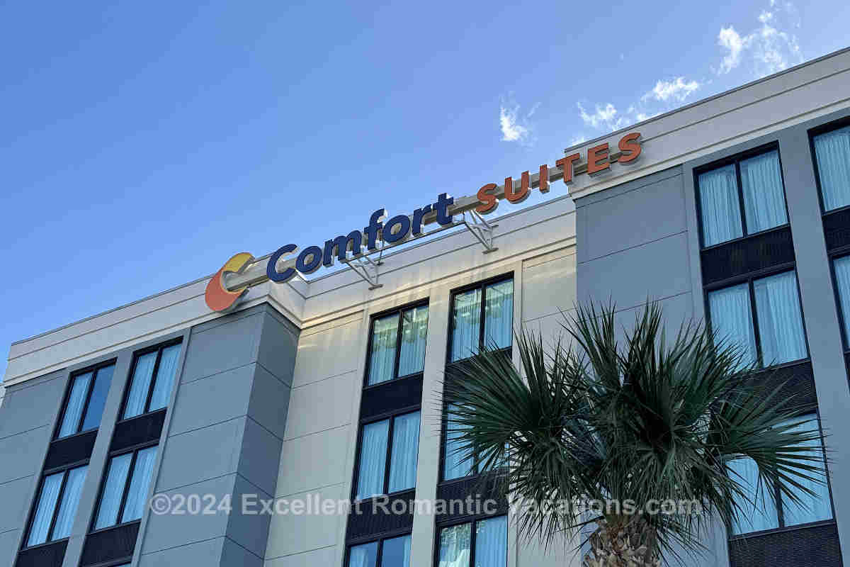 Comfort Suites Hotel with Hot Tub Rooms in Jacksonville, Florida