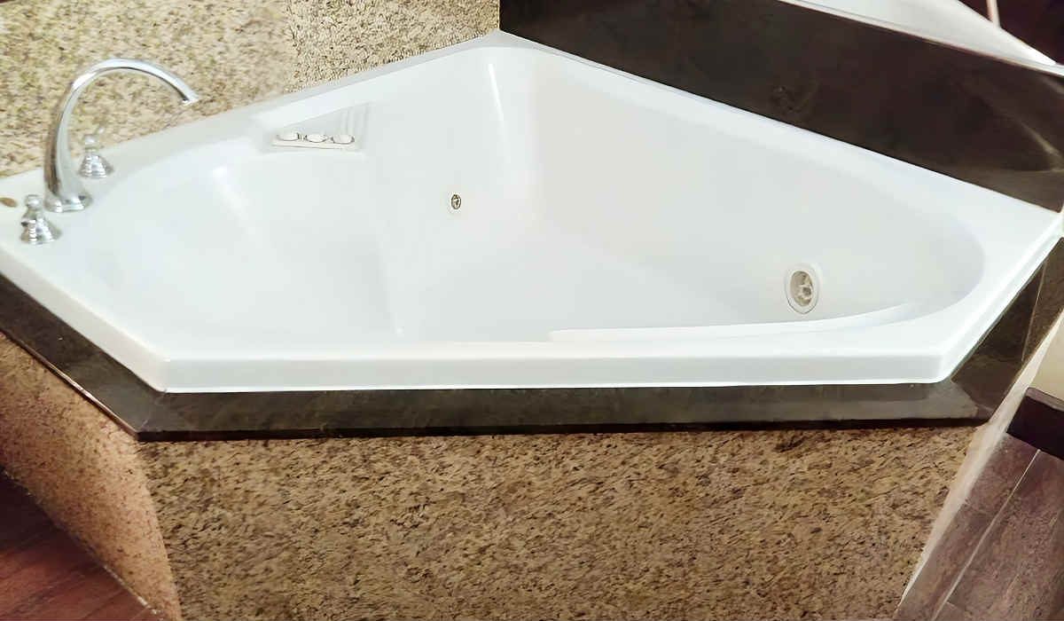 In-Room Jetted Tub at Comfort Suites, Clovis CA 