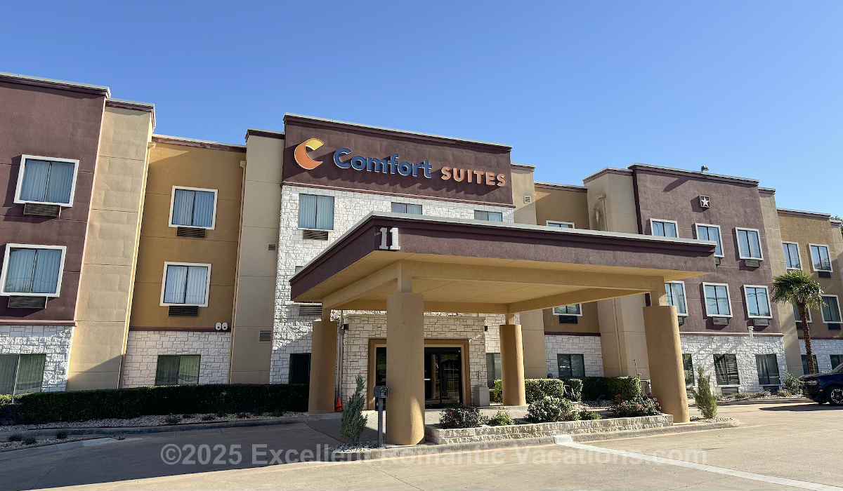 Front Entry of the Comfort Suites Hotel in Georgetown, TX