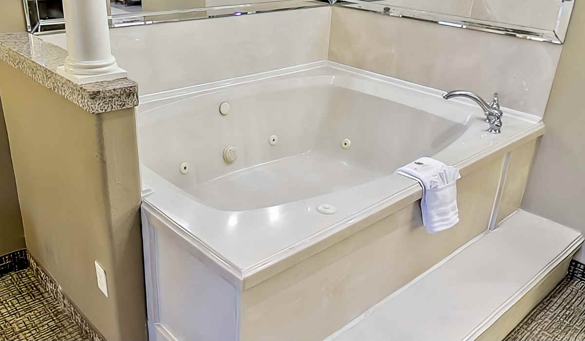 Attractive In-Room Jetted Tub with Mirrors at the Comfort Suites Houston NW Vintage Park
