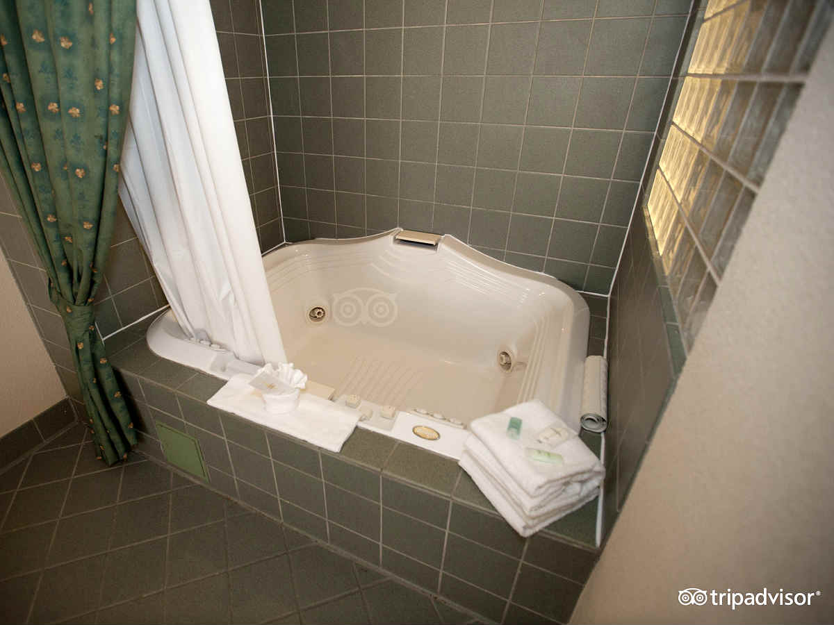 In-Room Jetted Spa Tub at the Comfort Suites Miami Kendall Hotel.