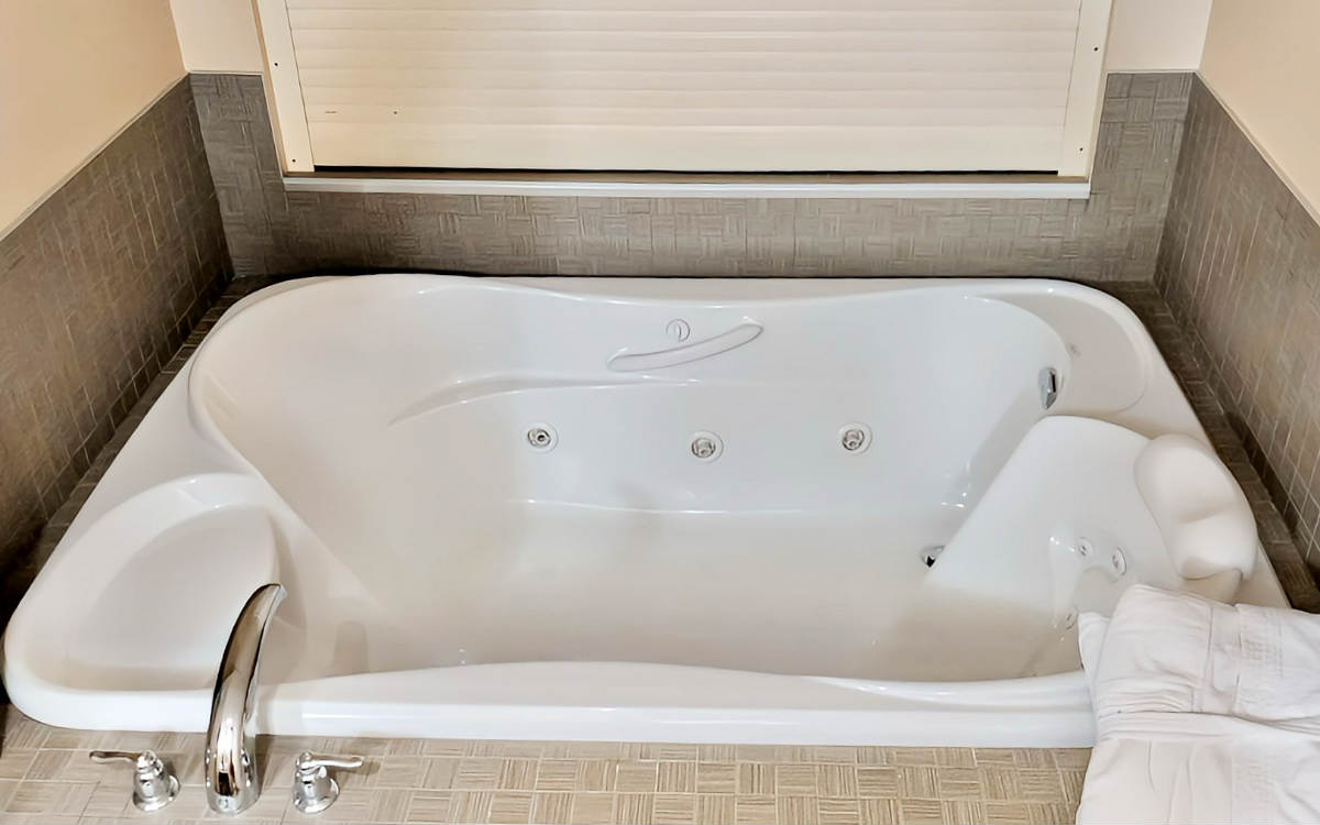 Spacious Jetted Tub for 2 in a Suite at Comfort Inn & Suites in Regina, SK