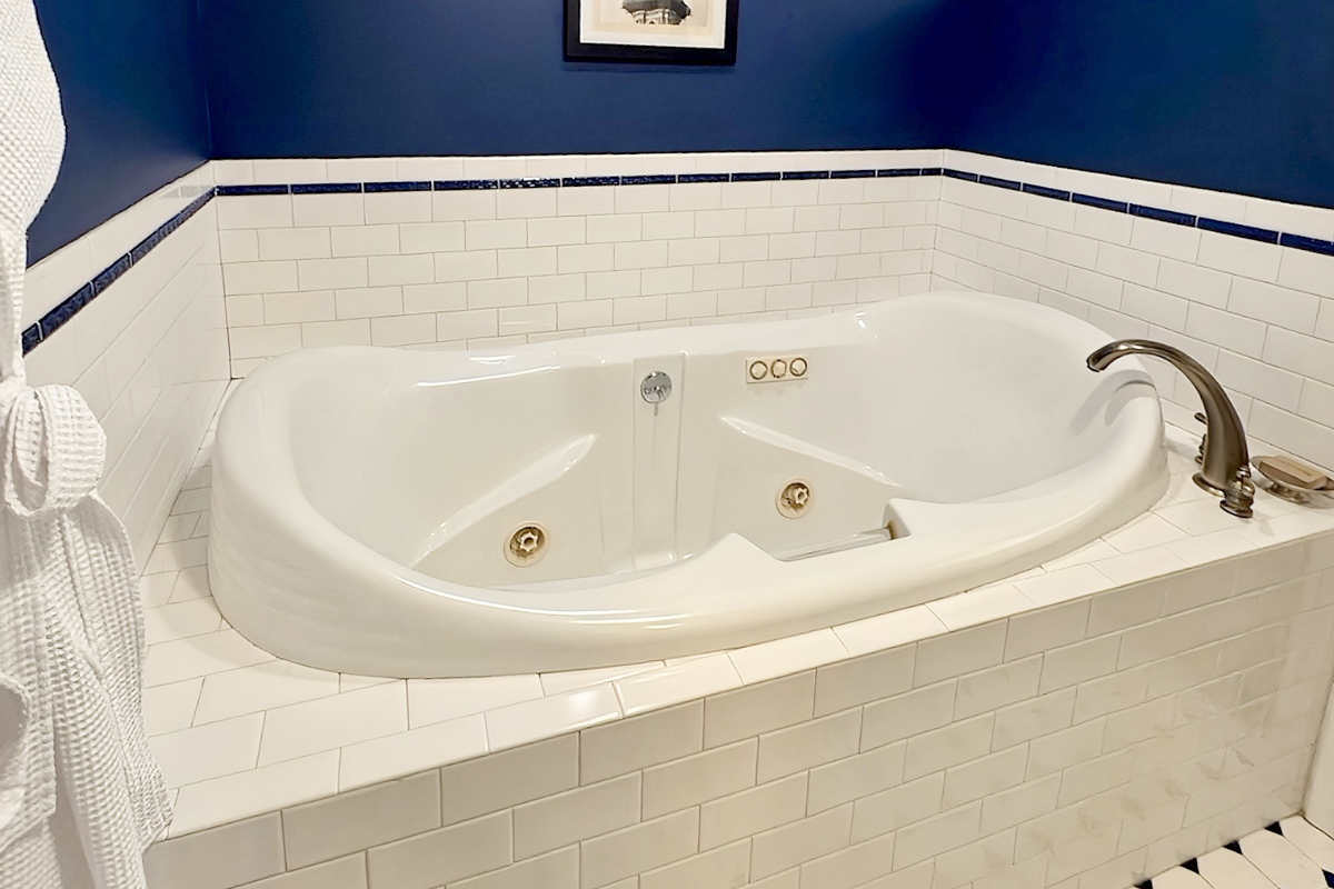 Cozy Jetted Spa Tub in a Romantic Suite at Cornerstone B&B, Philadelphia PA