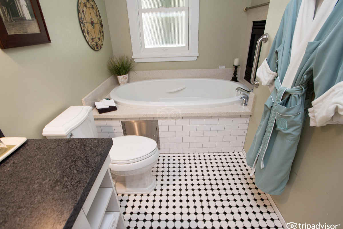 Jetted Spa Tub Suite at 1906 Lodge in Coronado, CA