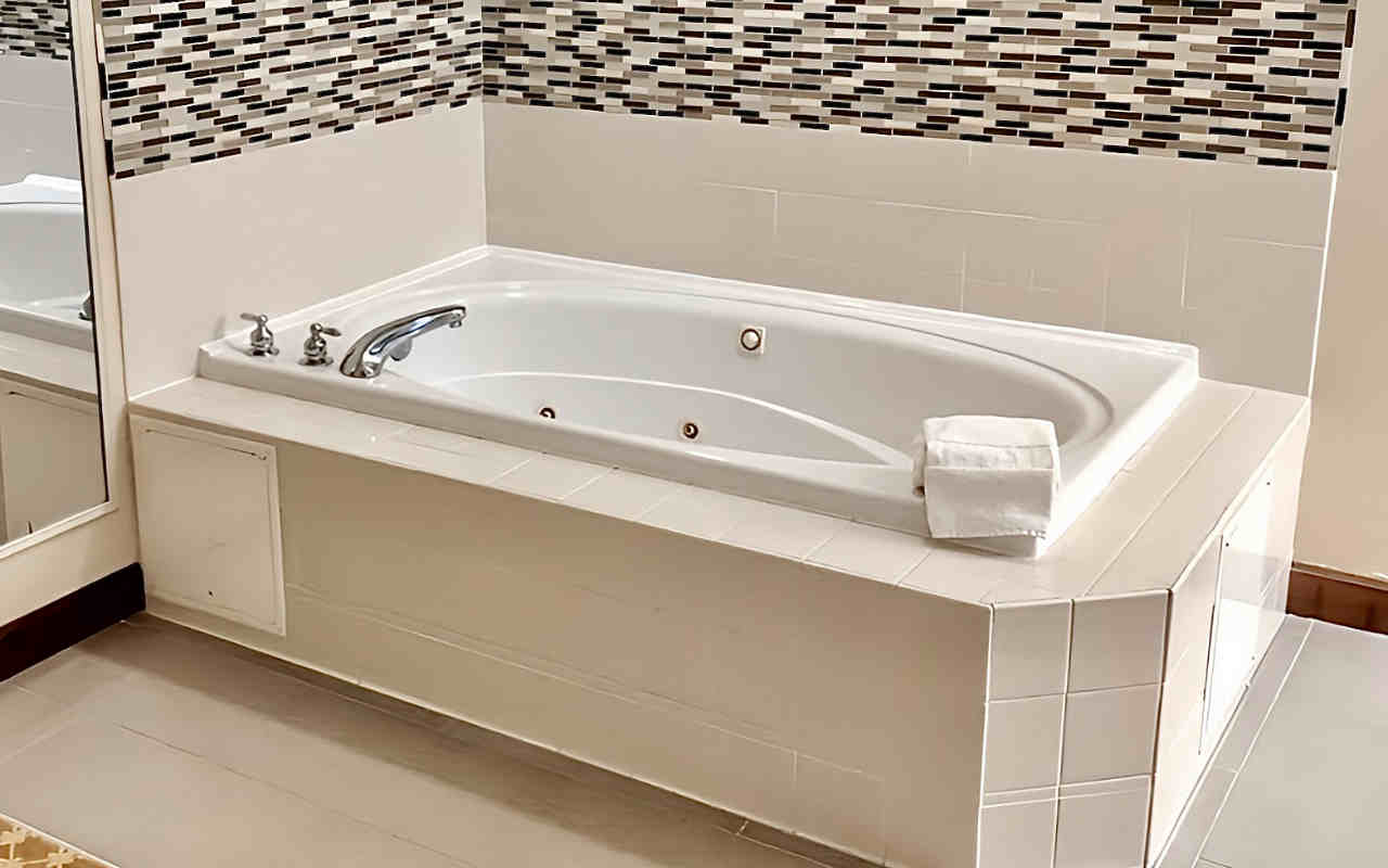 Jettes Spa Tub Suite at Country Inn & Suites, Des Moines West, Iowa