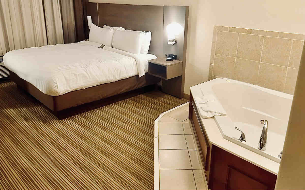 Whirlpool Suite at Country Inn & Suites near Atlanta in Smyrna GA
