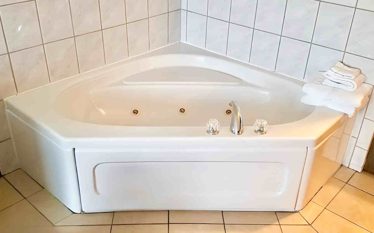 Whirlpool tub for 2 persons at Country Inn & Suites, Ankeny IA