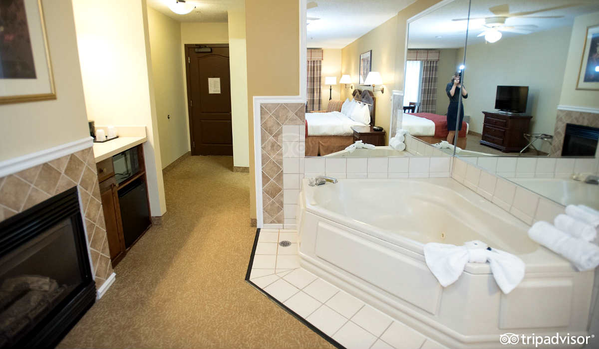 hotels in salisbury md with jacuzzi in room