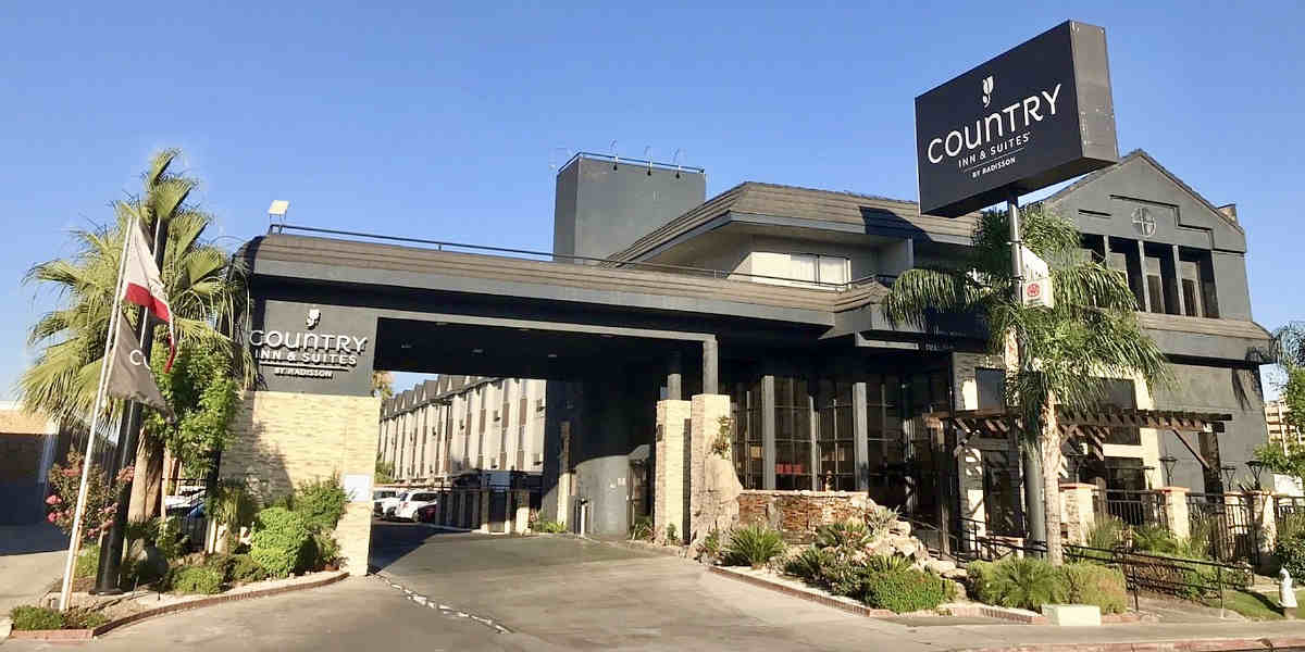 Outside View of the Country Inn & Suites in Bakersfield, California