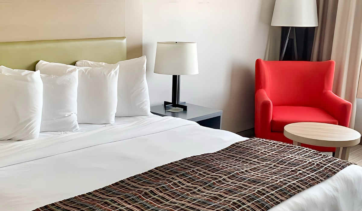 King Bed, Country Inn & Suites in Coralville, IA