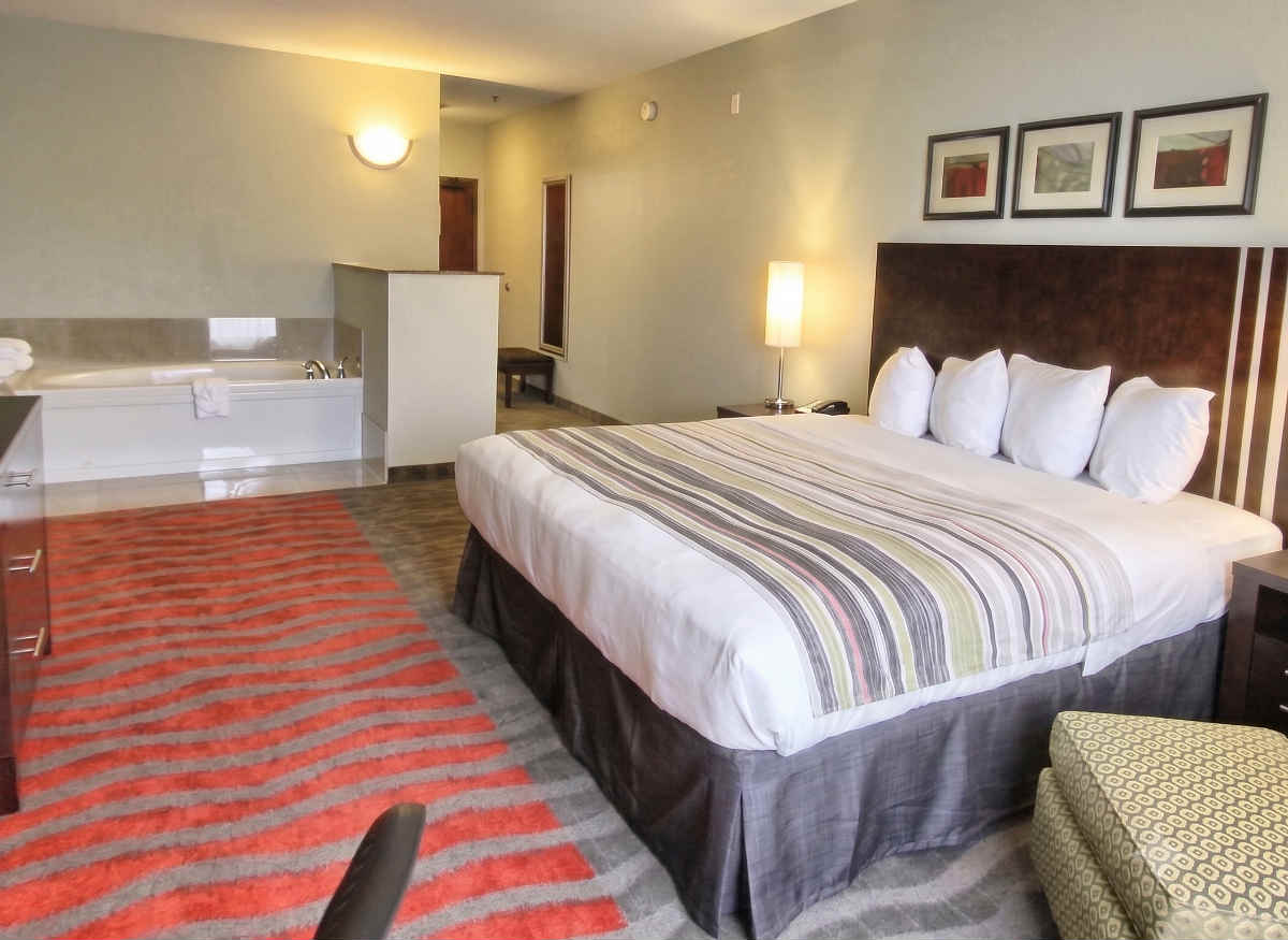 Country Inn & Suites Whirlpool Tub Dearborn Michigan