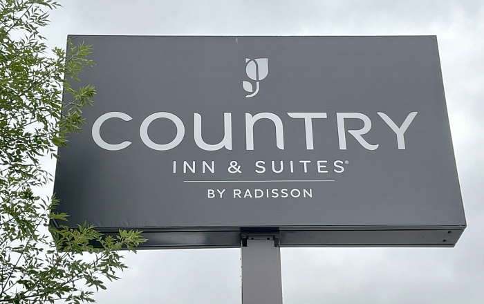 Country Inn & Suites Sign