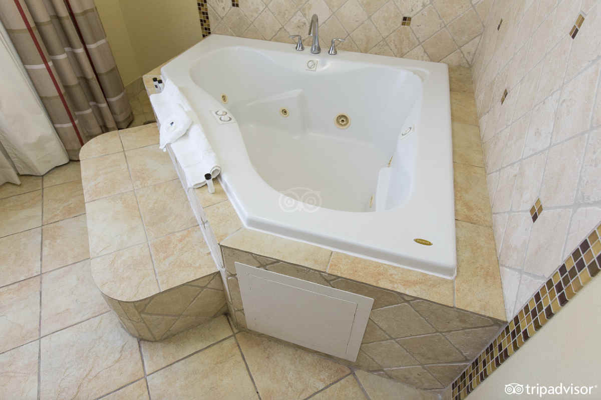Corner Whirlpool Tub in a Room at Country Inn & Suites, Tampa Airport