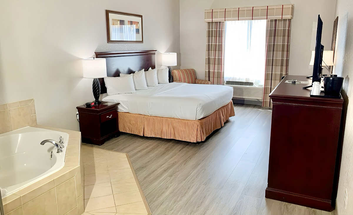 Whirlpool Suite at Country Inn & Suites Jacksonville West