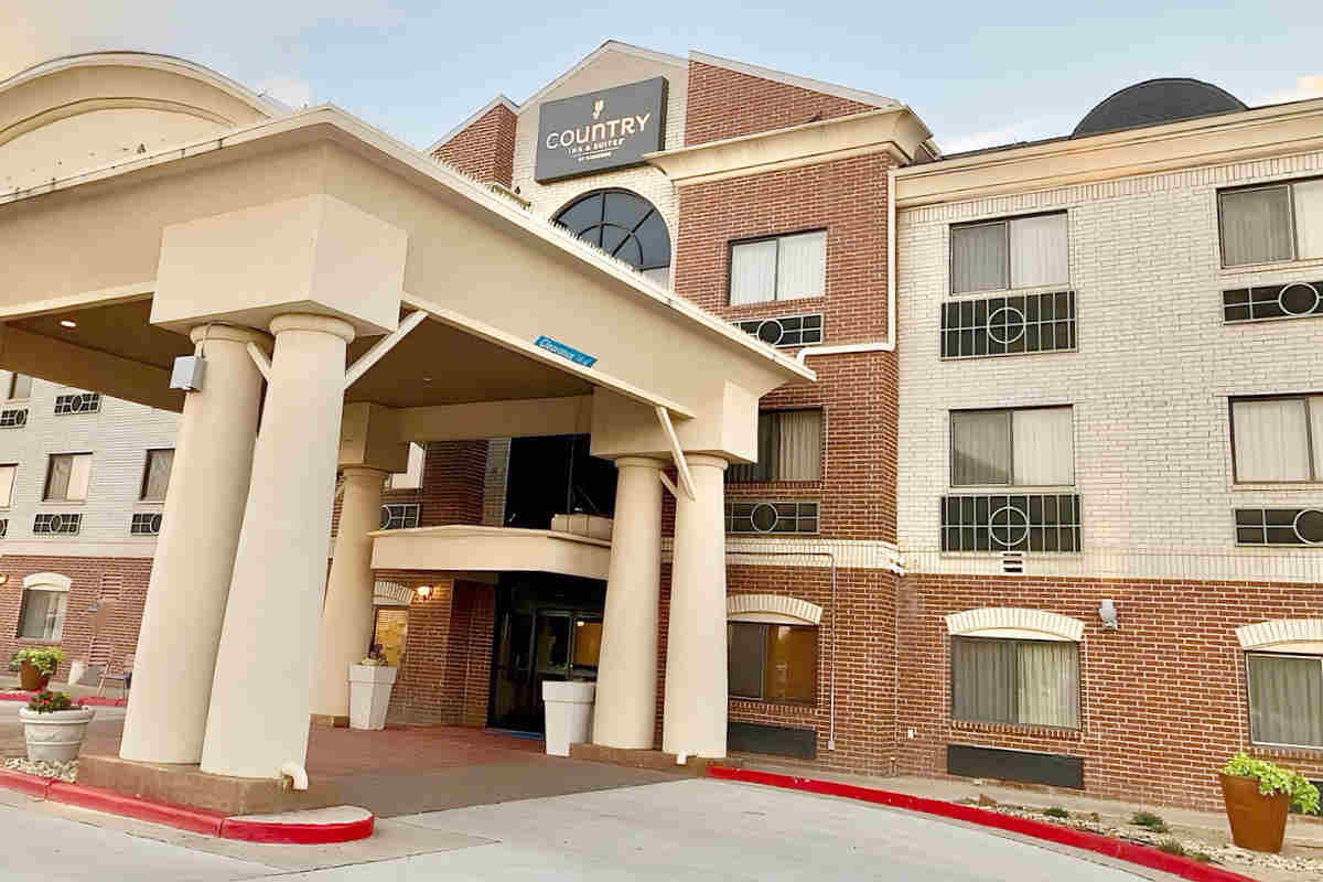 Outside View of the Country Inn & Suites in Lubbock, Texas