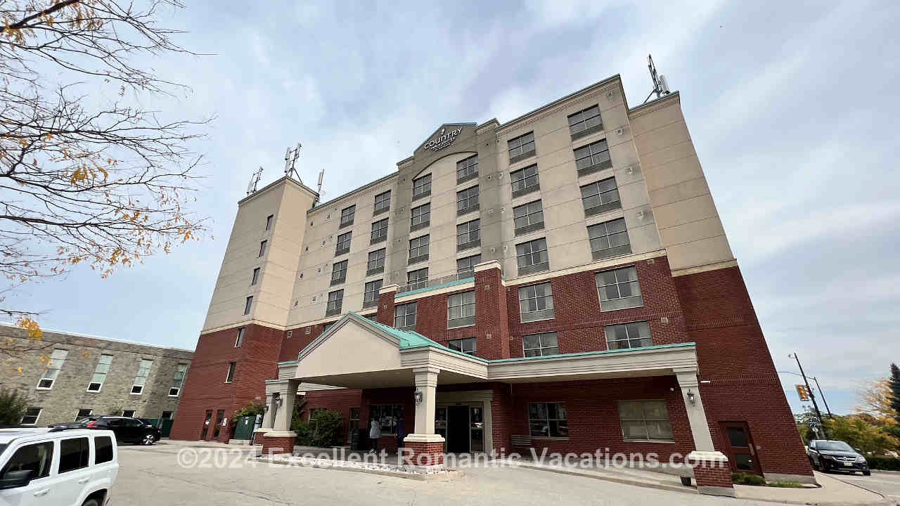Parking Lot and Front of the Hotel - Country Inn & Suites in Niagara Falls, Canada