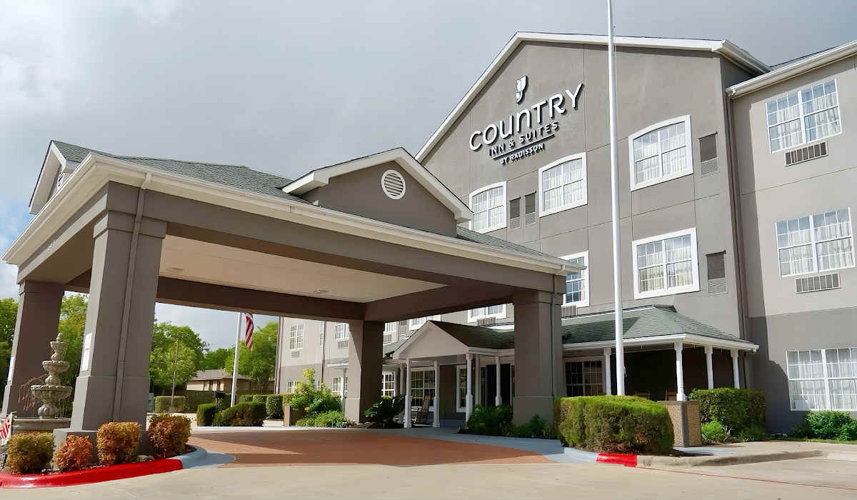 View of the Front of Country Inn & Suites Hotel in Round Rock, Texas