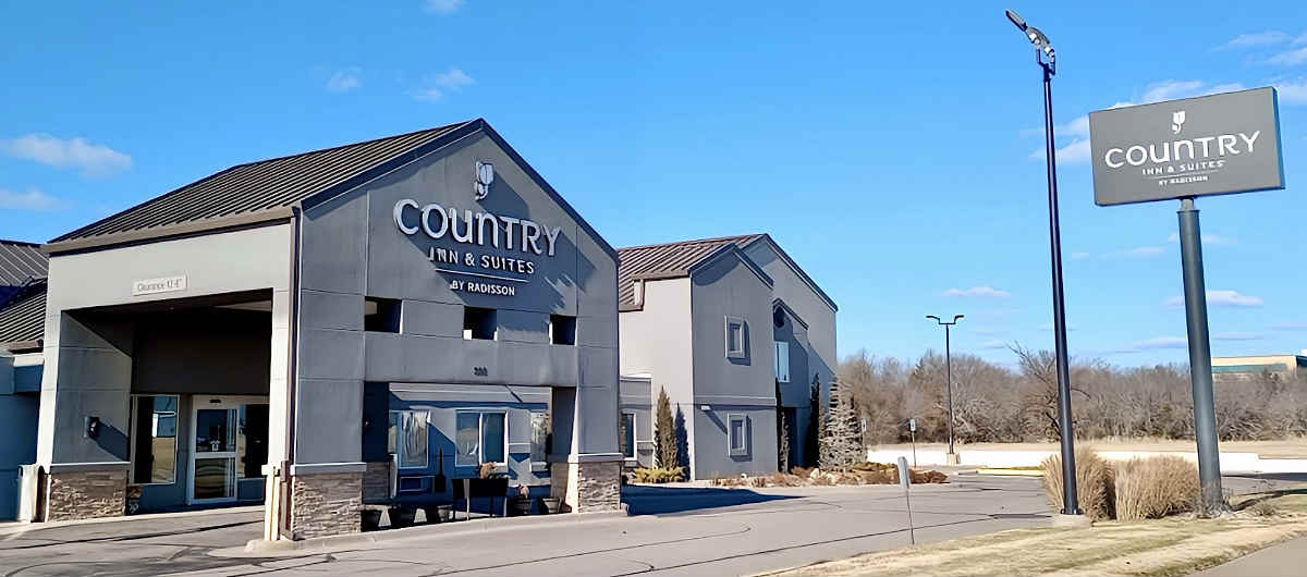 Outside View of Country Inn & Suites Hot Tub Suites Hotel in Wichita East, Kansas