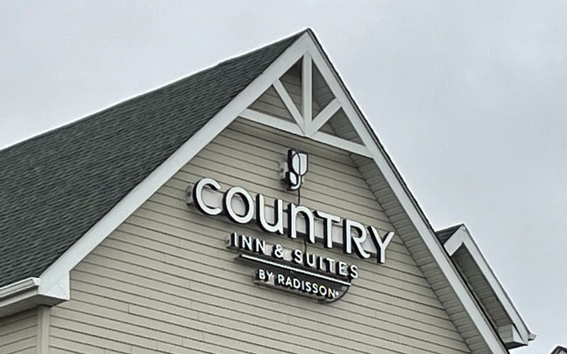 Country Inn & Suites With In-Room Hot Tubs