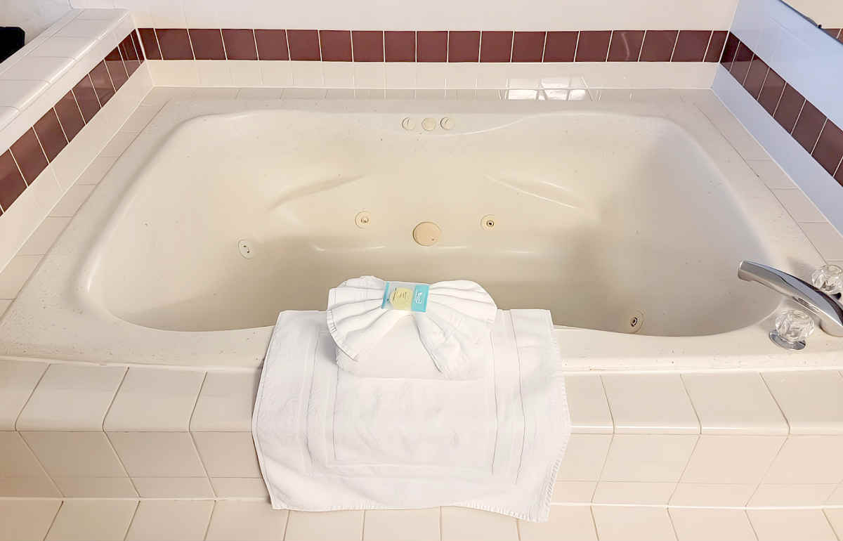 Jetted Spa Tub Suite at the Crystal Inn, Downtown Salt Lake City UT