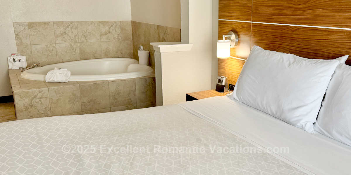 Photo of a Holiday Inn Express Jetted Tub Suite in Dallas-Grand Prairie, TX.