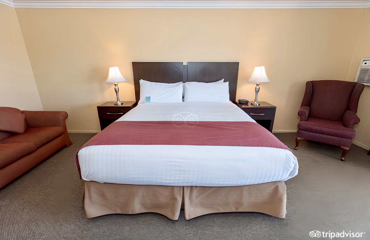 Harbor View Suite with a King Bed at the Dana Point Marina Inn