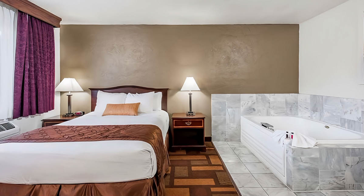 King Bed and Private In-Room JACUZZI® Tub, Days Inn, Lodi, California