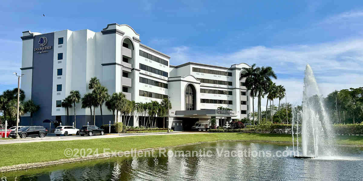 DoubleTree Hilton West Palm Beach Airport Hotel has Whirlpool Suites