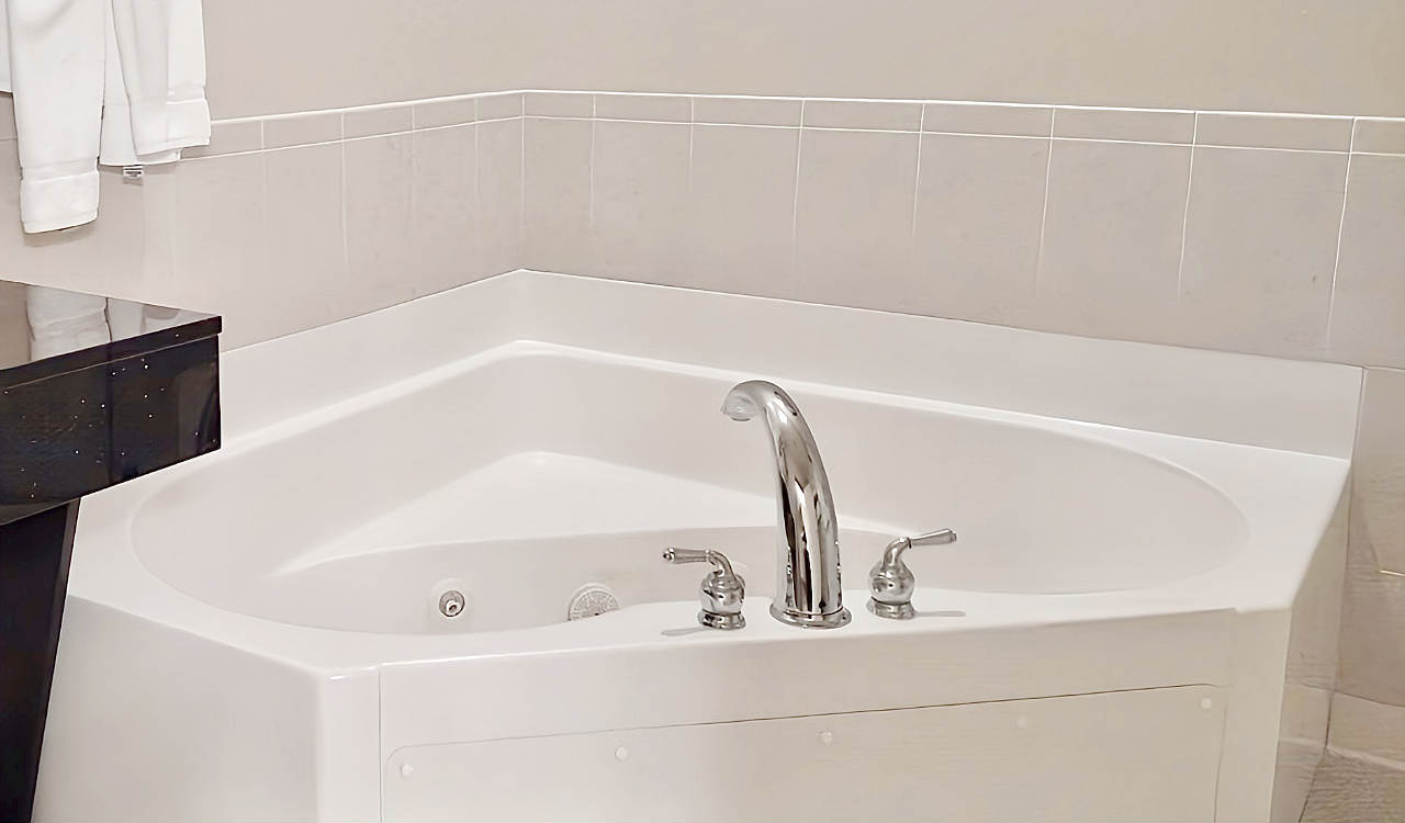 Whirlpool Tub Suite, Best Western Plus Dutch Haus Inn, Columbiana Ohio