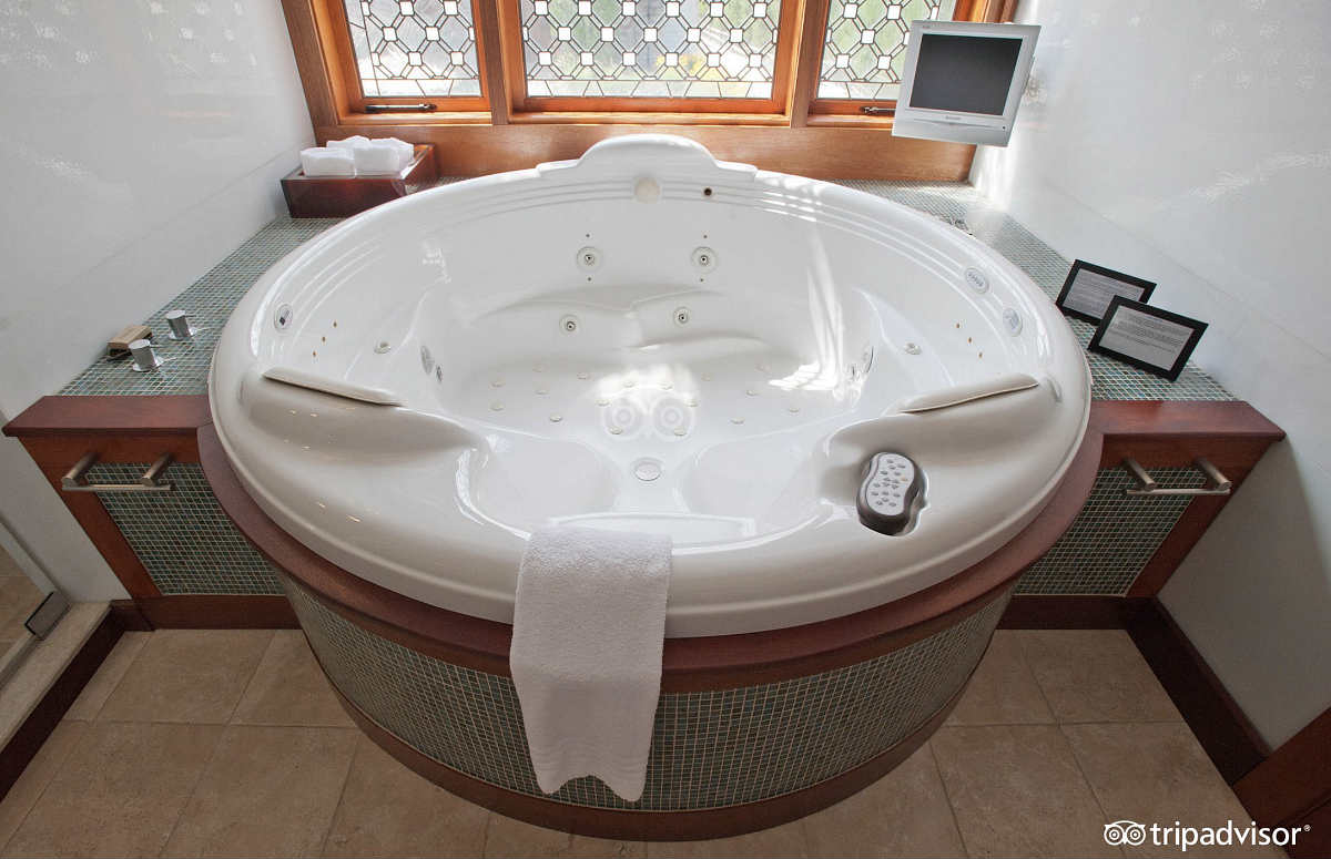Spacious Jetted Spa Tub in a Suite at the East Hampton Art House Bed and Breakfast, Long Island NY