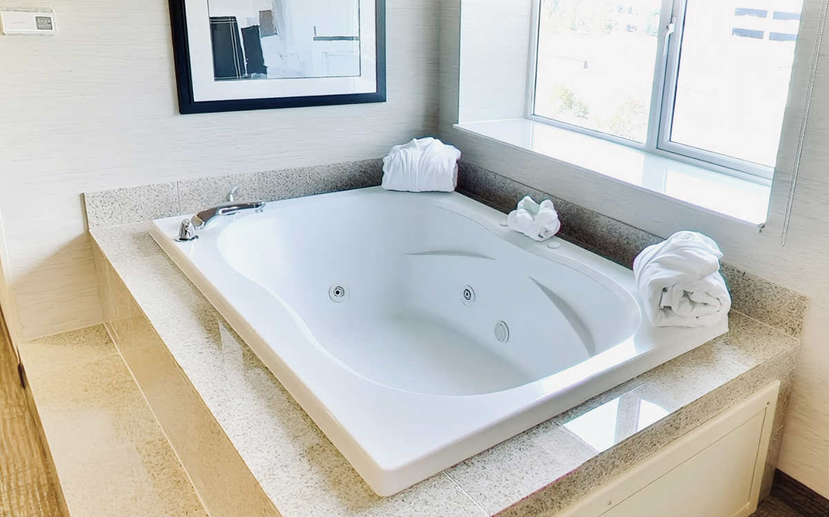 Inexpensive Spa Tub Suite in Bellevue Wa at the Best Western Eastgate Hotel.