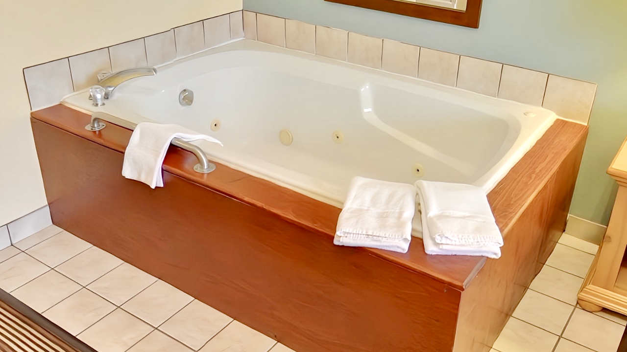 Corner Whirlpool Tub at Econo Lodge in Eau Claire, Wisconsin
