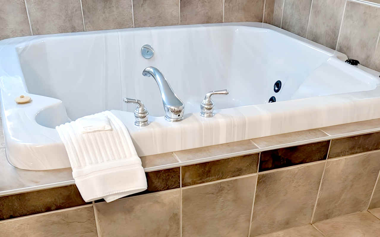Spacious Jetted Tub Suite at Comfort Inn & Suites, Edmonton AB