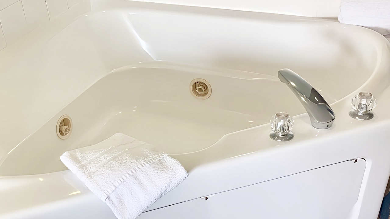 Jetted Tub for 2 at the Elizabeth Oceanfront Suites in Newport, OR