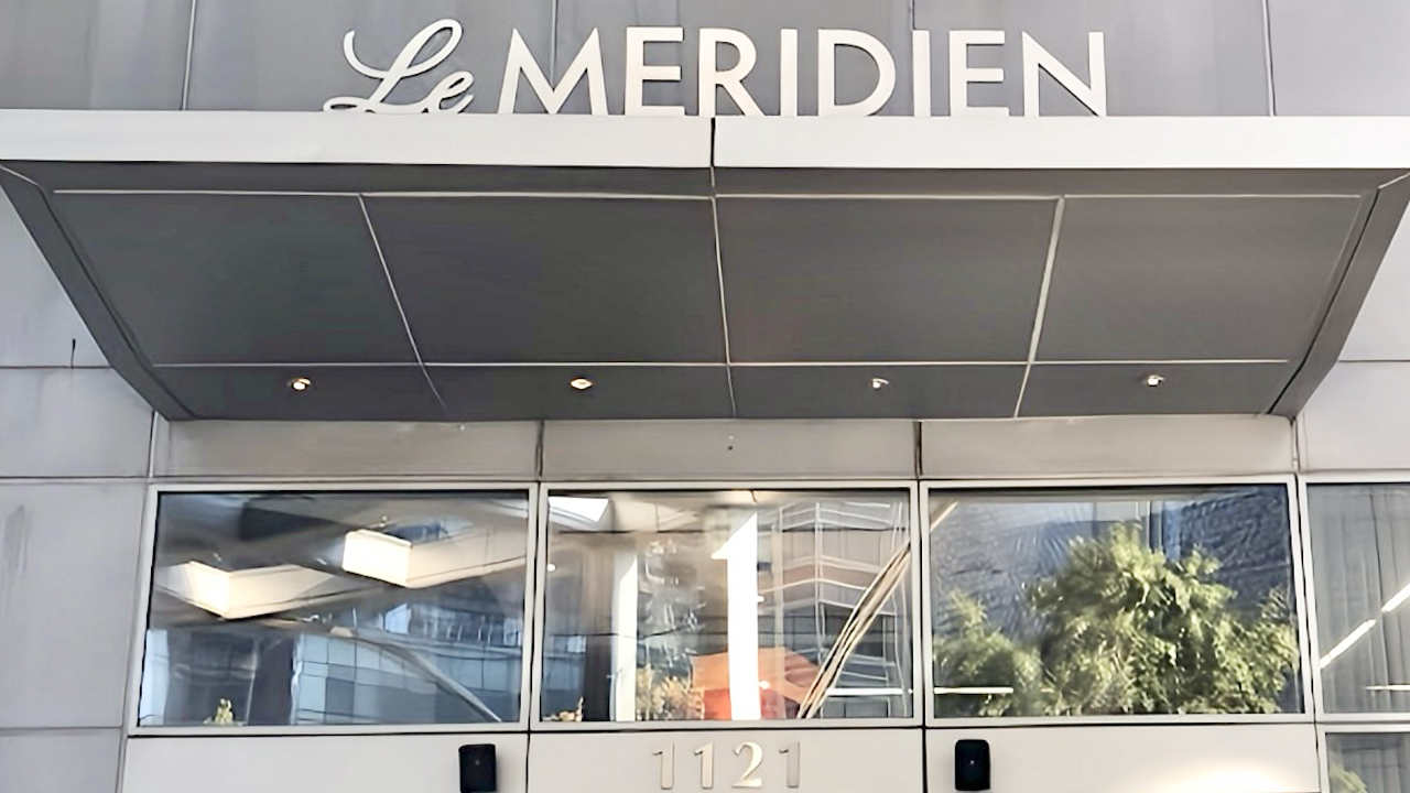 Photo of the Entrance to the Le Meridian Hotel, Arlington VA