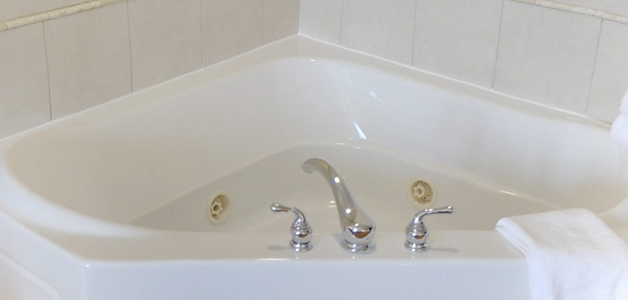 Hilton Garden Inn Spa Tub in a Hotel Suite in Erie, Pennsylvania