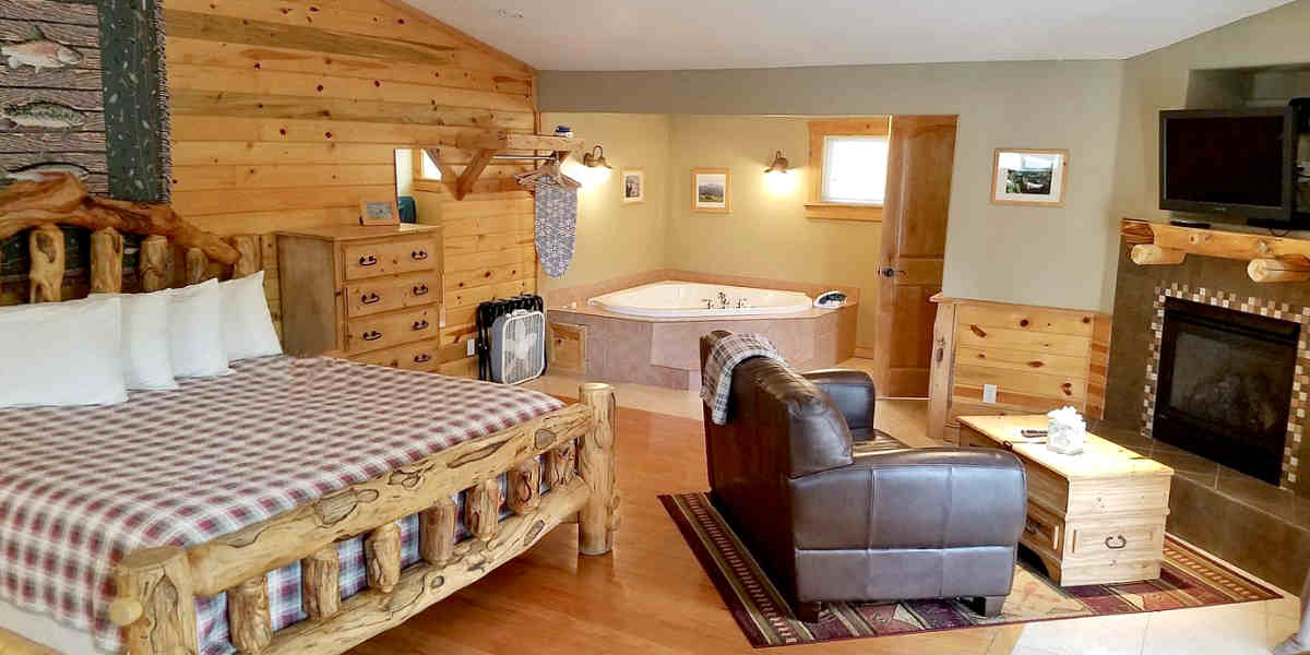 Romantic Honeymoon Suite with Spa Tub, Fireplace and King Bed at the Stonebrook Resort in Estes Park, Colorado
