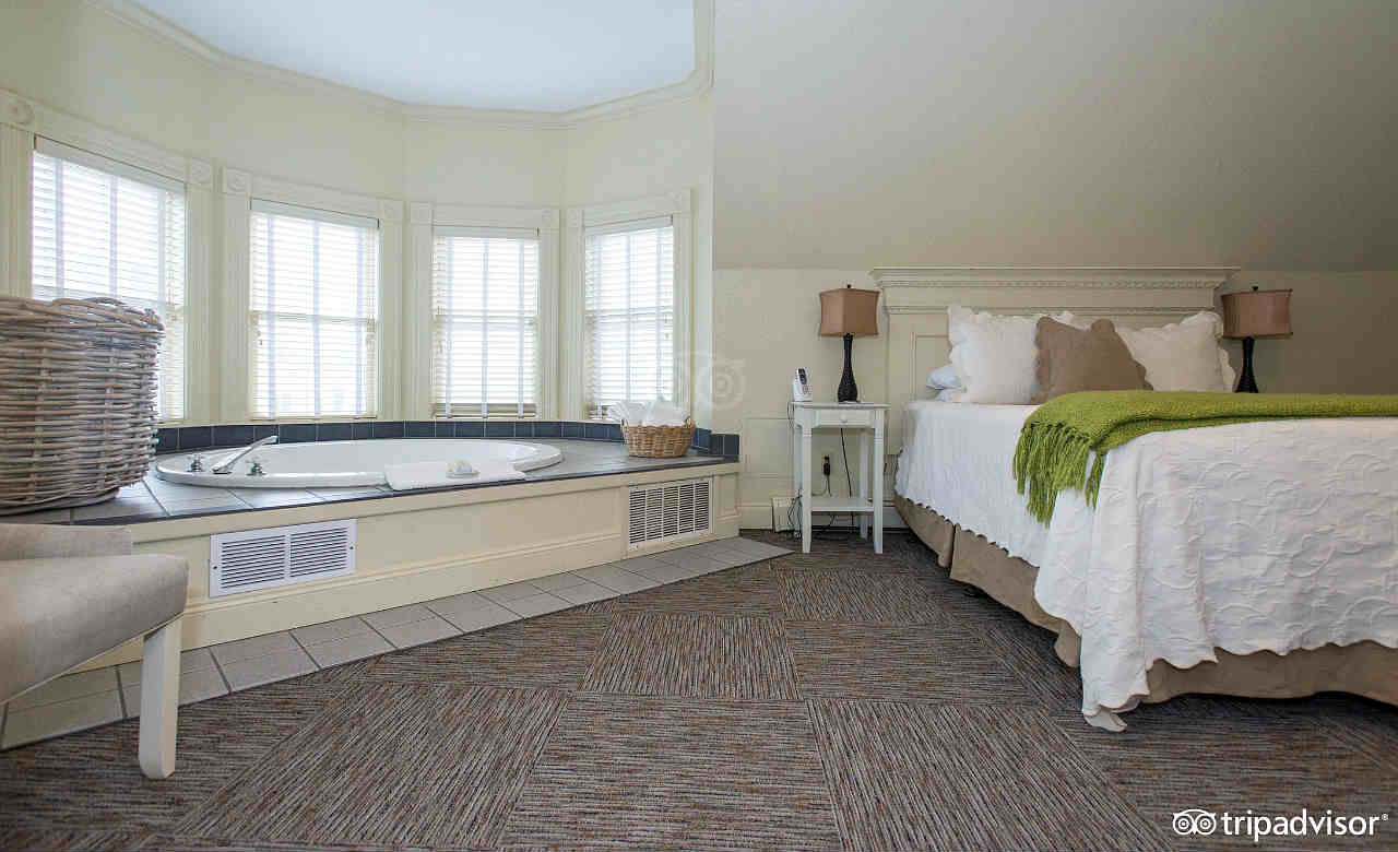 Romantic Eureka, California In-Room Whirlpool Suite