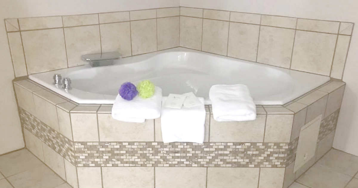 Hotel In St. Paul, MN With Jacuzzi Suites – LivINN Hotel